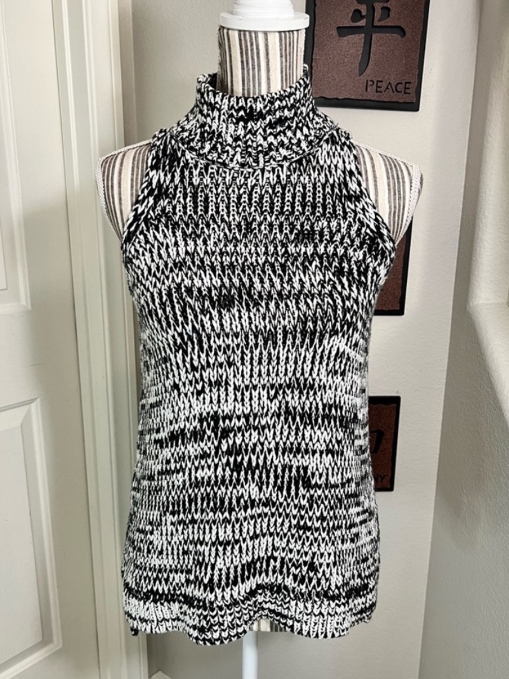 DKNYC Black White Cotton Blend Sleeveless Mock Neck
Knitted Hi-Low